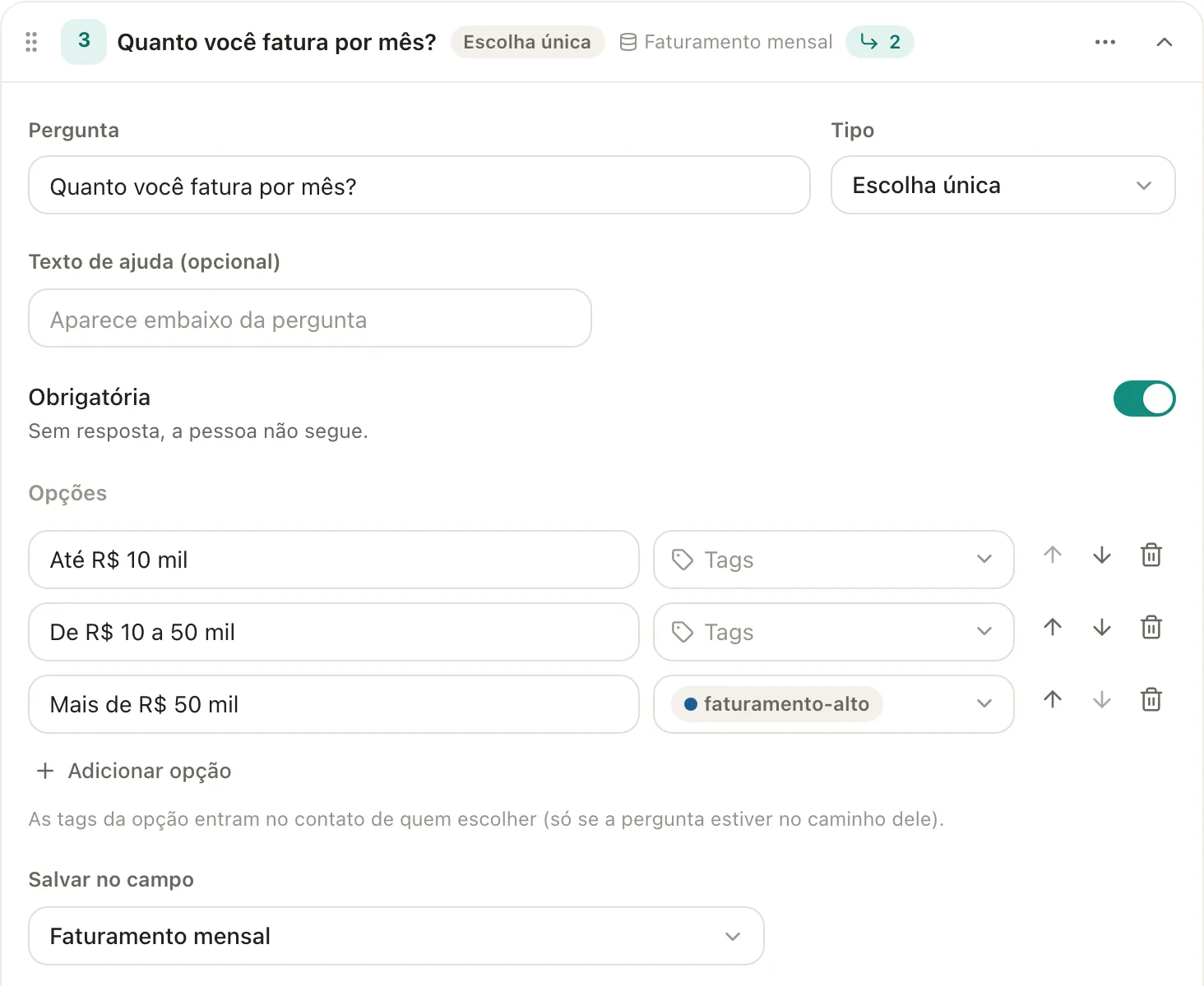 Uma pergunta de escolha única aberta: tipo, opções com tags e o campo onde a resposta é salva.