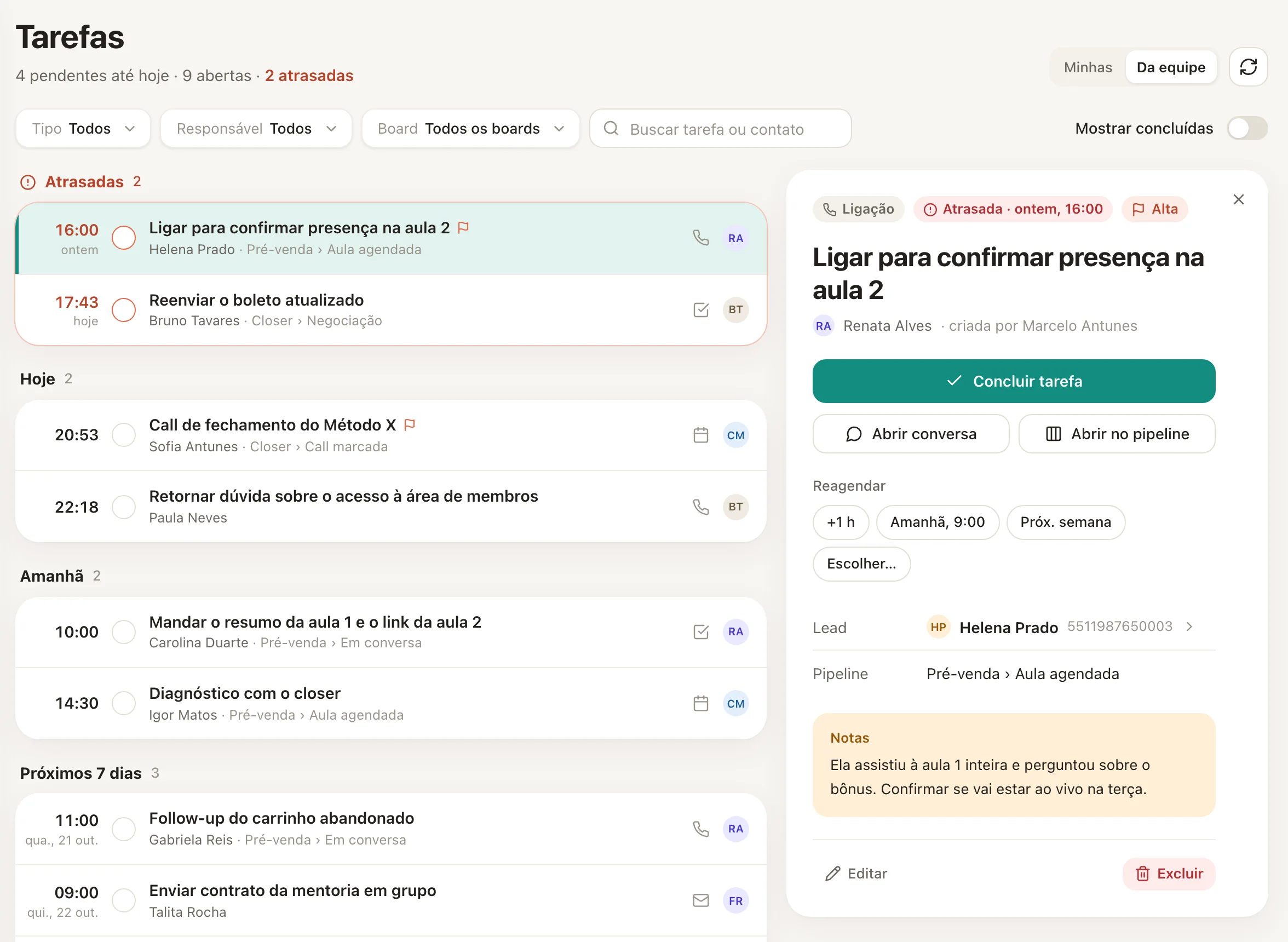 A tela Tarefas, com os grupos por prazo e a tarefa em foco à direita.